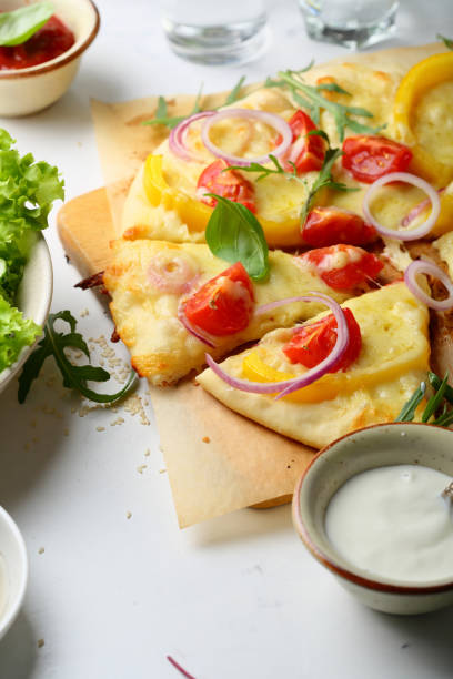 porciones de pizza en fondo blanco, comida italiana - 13603 fotografías e imágenes de stock