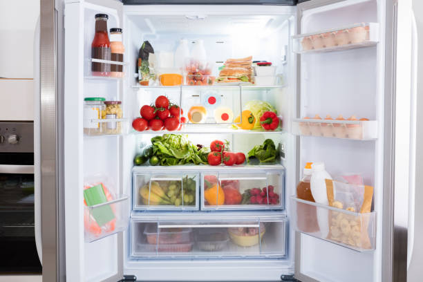 refrigerador con frutas y verduras - abriendo fotografías e imágenes de stock