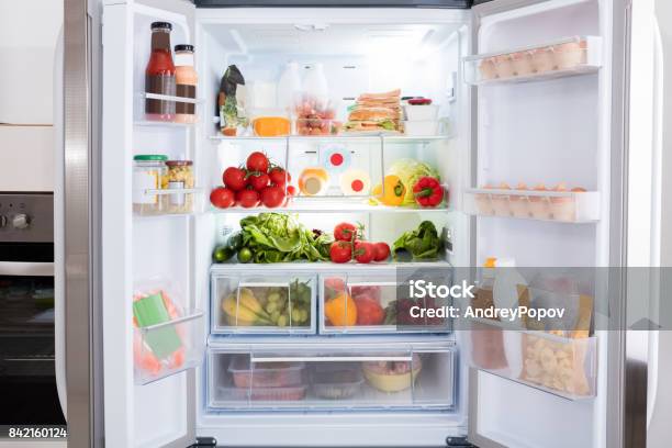 Refrigerador Con Frutas Y Verduras Foto de stock y más banco de imágenes de Frigorífico - Frigorífico, Abierto, Alimento