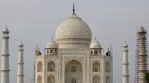 istock Sunrise at Taj Mahal 842166662