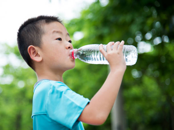 água potável de garotinho asiática ao ar livre - water child bottle little boys - fotografias e filmes do acervo