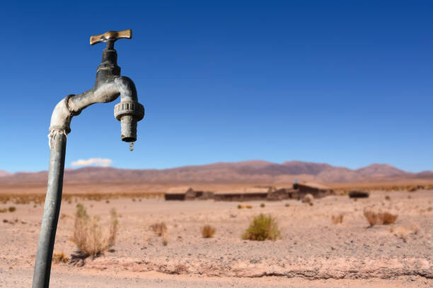 wasserhahn tropft und trockenen umgebung im hintergrund - trockenlandschaft stock-fotos und bilder