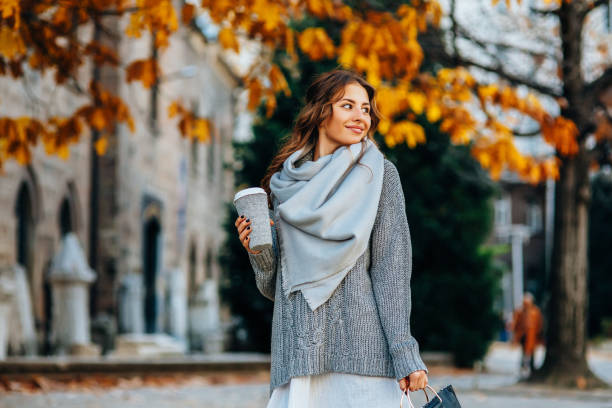 jesienny portret kobiety - autumn women scarf people zdjęcia i obrazy z banku zdjęć