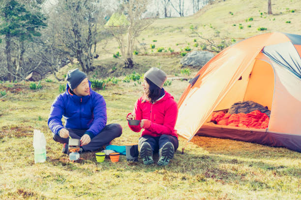 dwie turystki turystyczne w naturze - camping hiking tent couple zdjęcia i obrazy z banku zdjęć