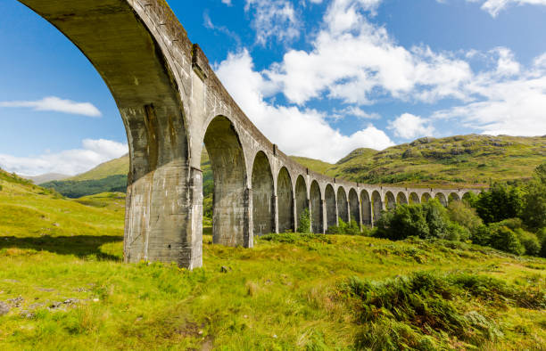 viadotto ferroviario storico di glenfinnan nelle highlands scozzesi - glenfinnan foto e immagini stock