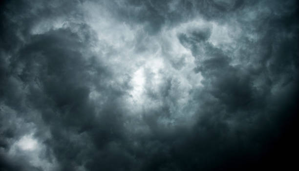 nubes tormentosas de fondo - storm cloud storm dramatic sky hurricane fotografías e imágenes de stock
