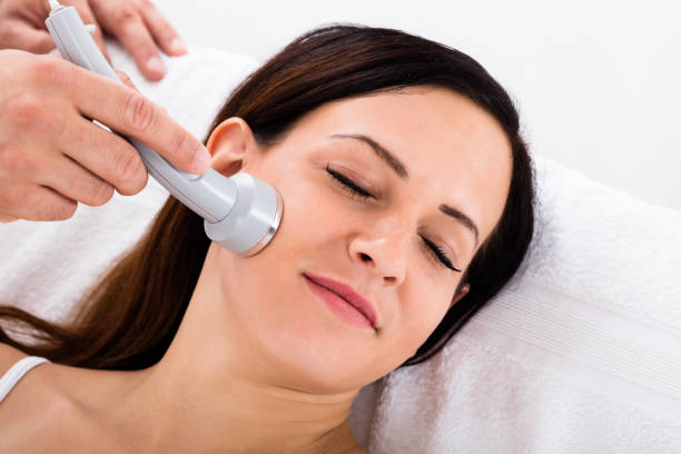 istock Woman Receiving Microdermabrasion Therapy On Forehead 842199794
