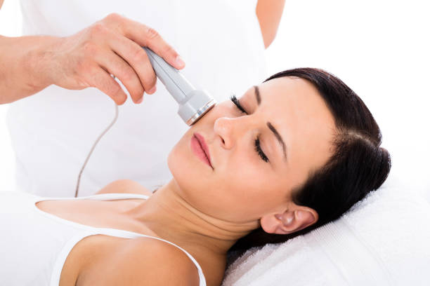 istock Woman Receiving Microdermabrasion Therapy On Forehead 842199810