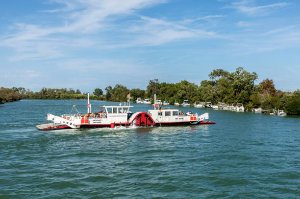 ludzie lubią podróżować w delcie rodanu w camargue, za pomocą samochodu i promu konnego - camargue saintes maries de la mer bodies of water landscapes zdjęcia i obrazy z banku zdjęć