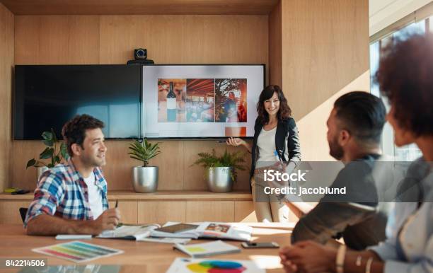 Collega Donna Che Fa Presentazione In Ufficio - Fotografie stock e altre immagini di Inserzione pubblicitaria - Inserzione pubblicitaria, Agenzia di viaggi, Presentazione - Discorso