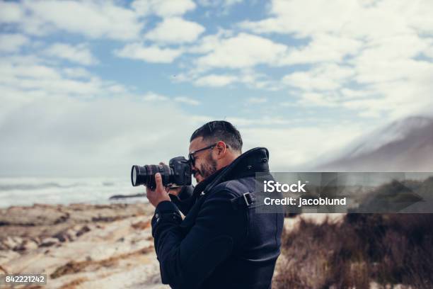 Photo libre de droit de Modèle En Prenant Une Photo À Lextérieur banque d'images et plus d'images libres de droit de Photographe - Photographe, Prise de vue en extérieur, Vue latérale