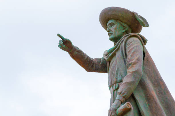 statua del principe enrico il navigatore a sagres (portogallo) - sagres foto e immagini stock