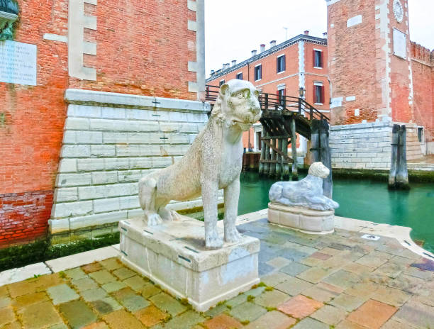 entrada del arsenale. venecia, italia - venice italy ancient architecture creativity fotografías e imágenes de stock