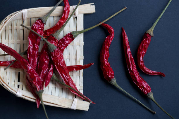 vue de dessus, de piment rouge séché sur le noir. - dried fruit variation healthy eating snack photos et images de collection