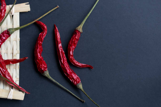 vue de dessus, de piment rouge séché sur le noir. - dried fruit variation healthy eating snack photos et images de collection