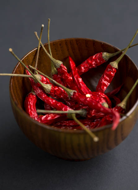 gros plan de piment rouge dans un bol en bois. - dried fruit variation healthy eating snack photos et images de collection