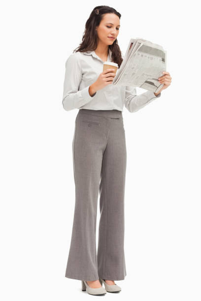 empleado leyendo las noticias con una taza en la mano - newspaper reading blank women fotografías e imágenes de stock