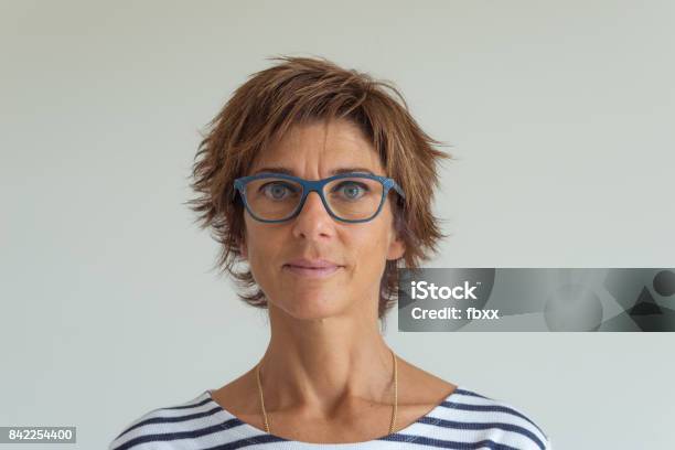 Taille Bis Porträt Der Erwachsenen Frau Mit Roten Haaren Grün Blaue Augen Brille Und Fröhlichen Gesichtsausdruck In Neutralem Hintergrund Weiches Tageslicht Natürliche Hautpflege Echte Menschen Stockfoto und mehr Bilder von Eine Frau allein