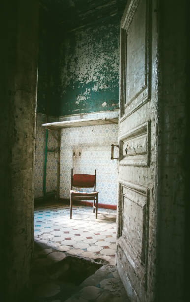 istock Abandoned room in old house 842292748