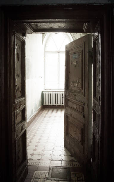 istock Abandoned room in old house 842292790