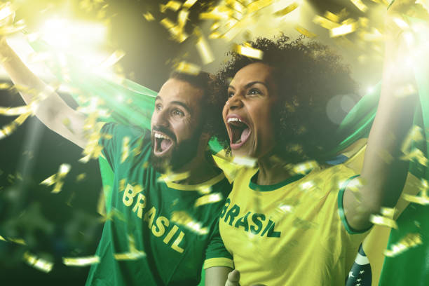 브라질 커플 팬 들 축 하 하는 흰색 바탕에 - 브라질 문화 뉴스 사진 이미지