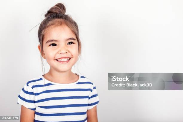 Glückliches Kleines Mädchen Stockfoto und mehr Bilder von Lächeln - Lächeln, Weißer Hintergrund, Lachen