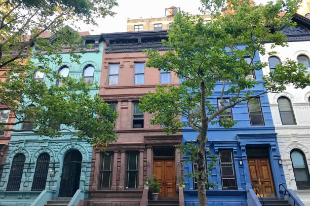 nyc brownstone bunt hochgehen - brooklyn brownstone new york city row house stock-fotos und bilder