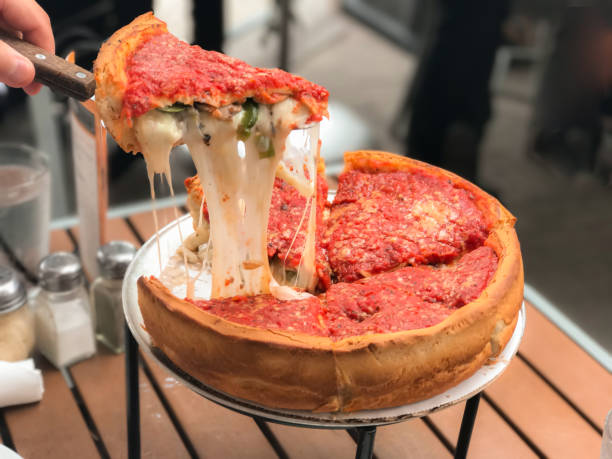 chicago pizza mit käse gefüllt. - pizza pastry crust oven meat stock-fotos und bilder