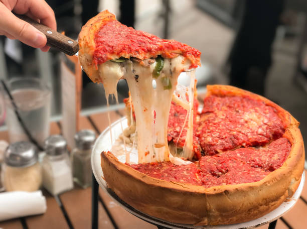 chicago pizza mit käse gefüllt. - pizza pastry crust oven meat stock-fotos und bilder