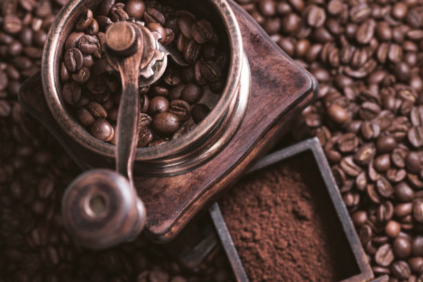 grinding coffee manually - manually imagens e fotografias de stock
