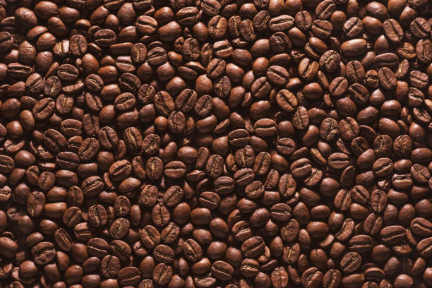 geröstete kaffeebohnen  - kaffee stock-fotos und bilder
