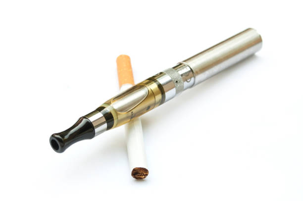 白い背景の上のタバコと電子タバコのクローズ アップ - 電子タバコ ストックフォトと画像