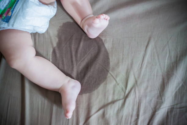 istock Child's feet wet the bed and stains 842396738