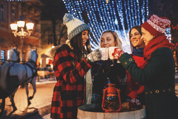 auf ein frohes weihnachtsfest - winter beverage stock-fotos und bilder