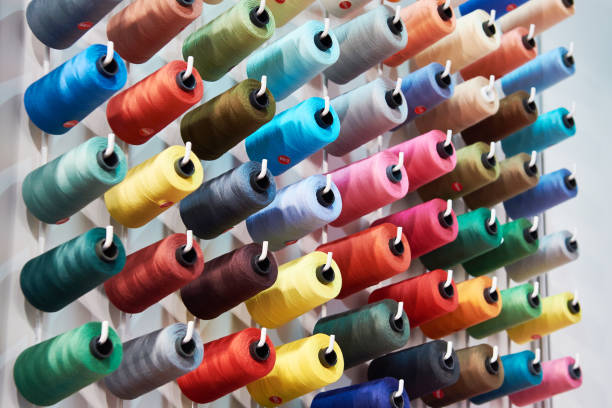 bobinas con hilo de colores para la industria textil - embroidery textile industry clothing factory fotografías e imágenes de stock