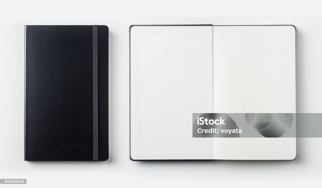 Vista superior colección de cuaderno negro en el escritorio de fondo blanco - Foto de stock de Abierto libre de derechos