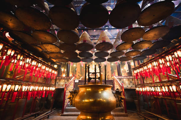 香港の人 mo の寺院 - burning temple incense buddhism ストックフォトと画像