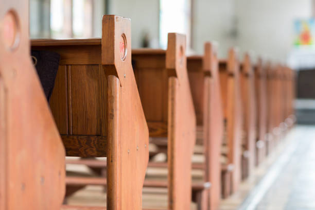 bancos em uma igreja histórica - pew - fotografias e filmes do acervo