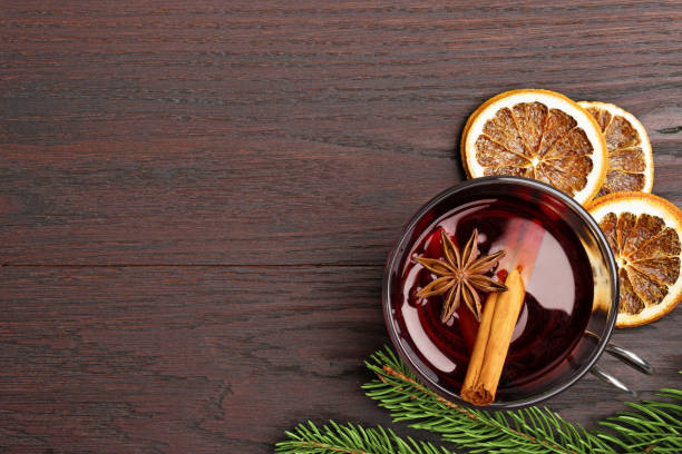 vino caliente con especias y adornos de mesa de madera - mulled wine christmas tea heat fotografías e imágenes de stock