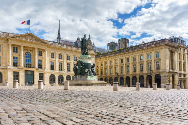 ランスの街の像。フランス シャンパーニュ地方 - ornamental garden cathedral church formal garden ストックフォトと画像