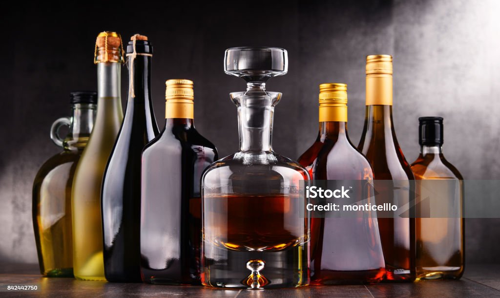 Garrafas de seleção de bebidas alcoólicas - Foto de stock de Bebida alcoólica royalty-free