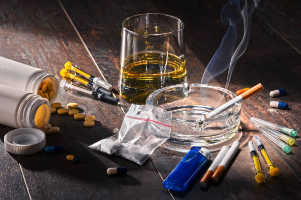 substâncias que causam dependência, incluindo o álcool, cigarros e drogas - addiction - fotografias e filmes do acervo