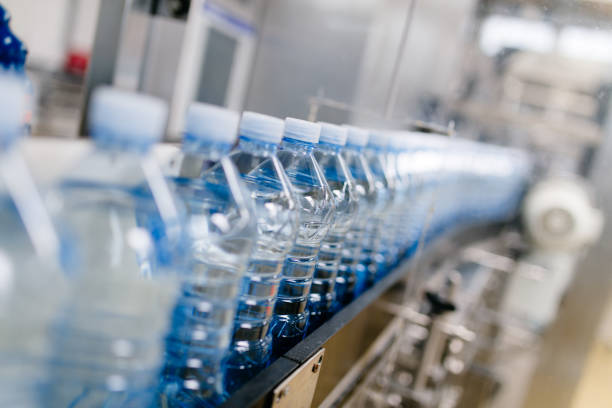 фабрика по розливу воды - bottling plant bottle filling production line стоковые фото и изображения