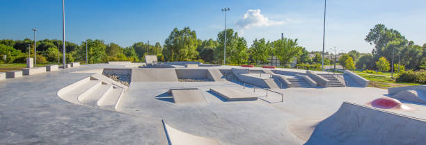 skate park durante il giorno. skatepark in cemento dal design urbano. - skateboard park foto e immagini stock