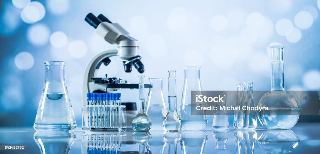 Concepto de investigación y desarrollo de laboratorio de ciencia. microscopio con tubos de ensayo - Foto de stock de Laboratorio libre de derechos