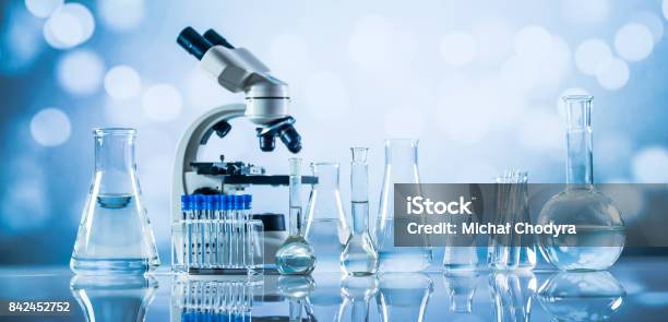 Concepto De Investigación Y Desarrollo De Laboratorio De Ciencia Microscopio Con Tubos De Ensayo Foto de stock y más banco de imágenes de Laboratorio