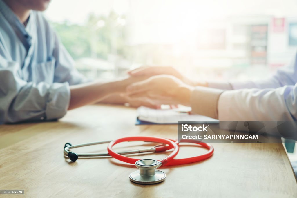 Cogidos de la mano para consolar y cuidado del paciente médico - Foto de stock de Doctor libre de derechos