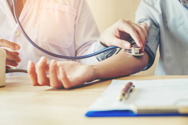 dokter measuring arteriële bloeddruk vrouw patiënt op de rechterarm gezondheidszorg in ziekenhuis - huisarts druk stockfoto's en -beelden