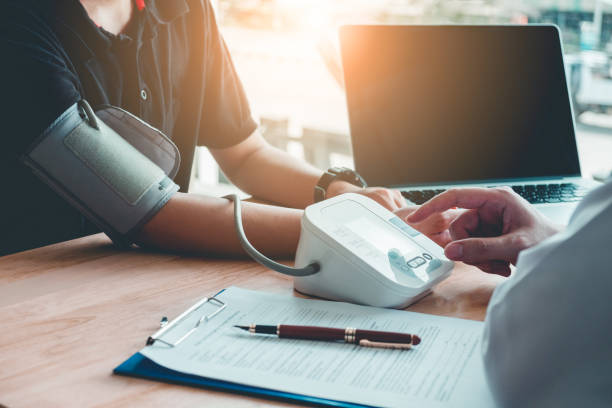 arzt messen arteriellen blutdruck frau patienten am rechten arm medizinische versorgung im krankenhaus - healthcare and medicine nurse doctor general practitioner stock-fotos und bilder