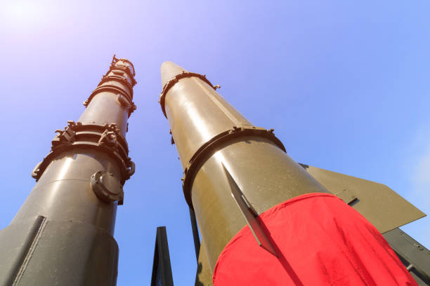 foguetes de mísseis iskander complexa são direcionadas para cima sobre o fundo de céu azul - propelled - fotografias e filmes do acervo